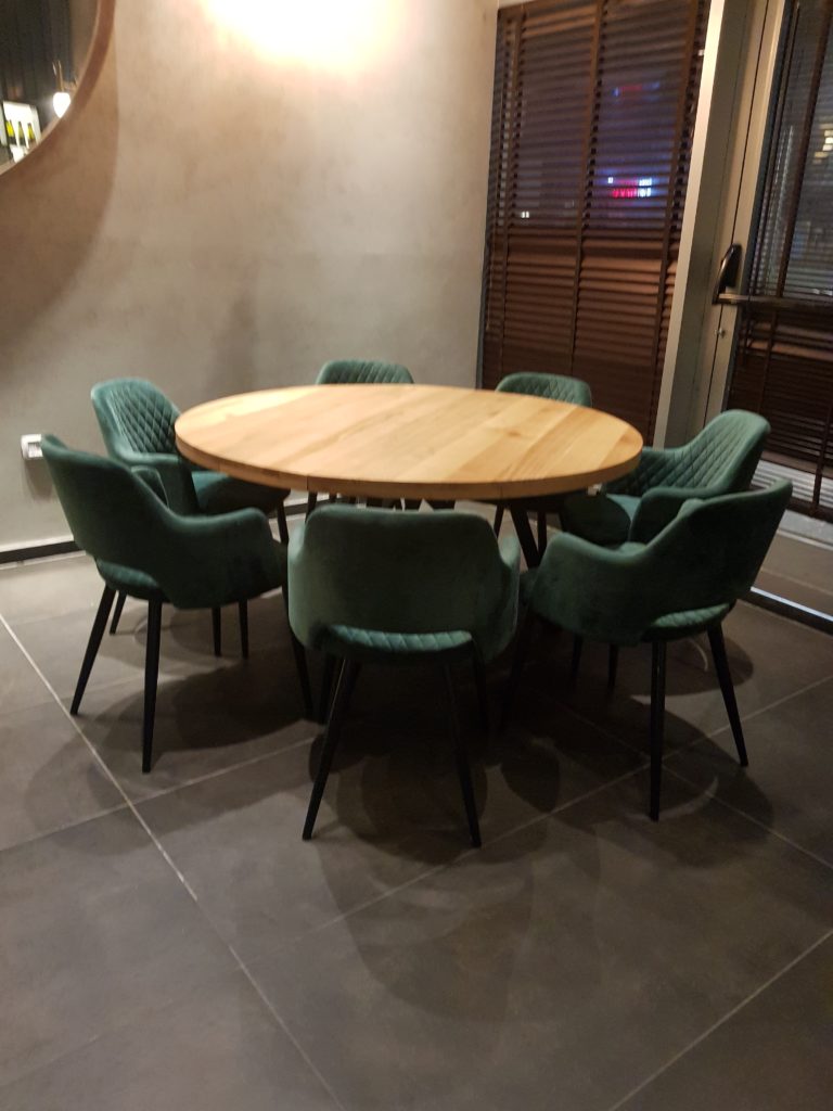 שולחן עגול עם כיסאות