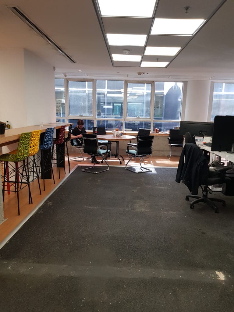 משרד עם מחשבים וכסאות